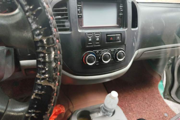 Used FORTHING Lingzhi 2013 M3 1.6L 7-Seater Comfort Model Audio And AC Panel