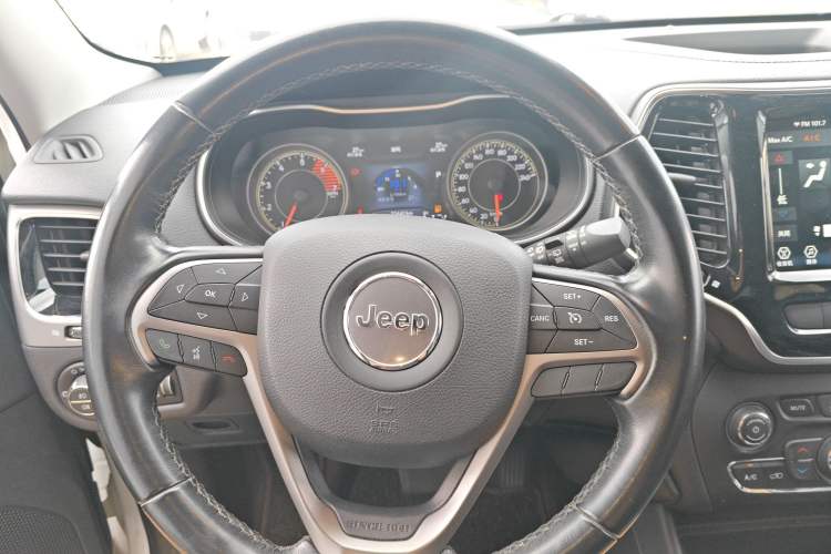 Used Jeep Cherokee 2020 2.0T Two-Wheel Drive Leading Edition Steering Wheel