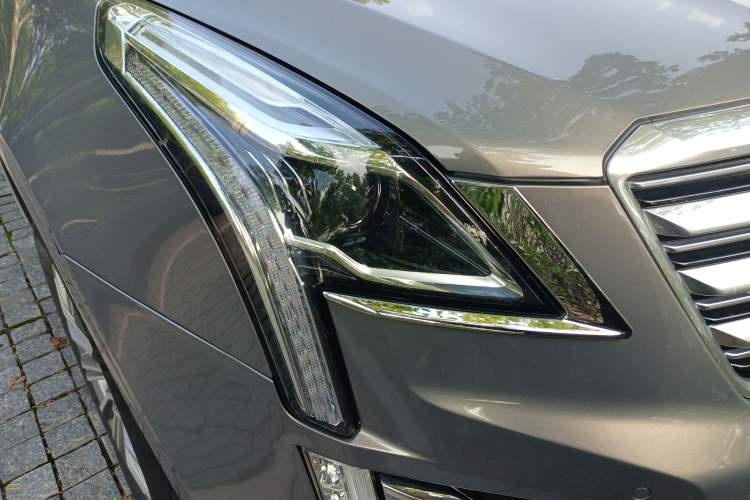 Used Cadillac XT5 2018 28T Four-Wheel Drive Luxury Model Right Front Headlight