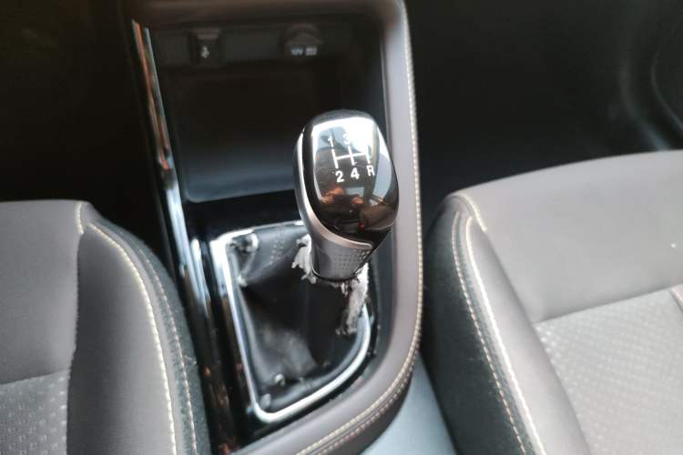 Used CHANGAN Eado DT 2019 1.6L Manual Comfort Model China VI Standard Gear Lever