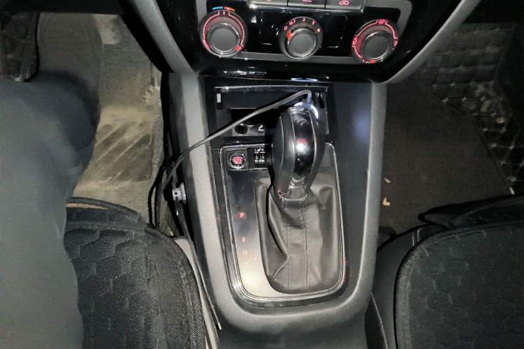 Used Volkswagen Sagitar 2018 1.6L Automatic Comfort Model Gear Lever