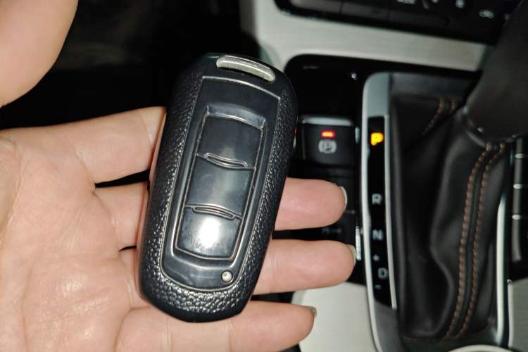 Used Geely Auto Emgrand X7 Sport 2018 1.8TD Automatic All-Wheel-Drive ZhiZun Model with 4G Connectivity Vehicle Key