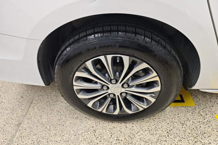 Used Buick GL8 2023 Land Executive Class Comfort Model
