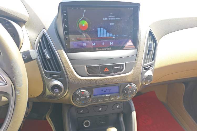 Used Hyundai ix35 2012 2.0L Automatic Two-Wheel Drive Elite Edition GLS Audio And AC Panel