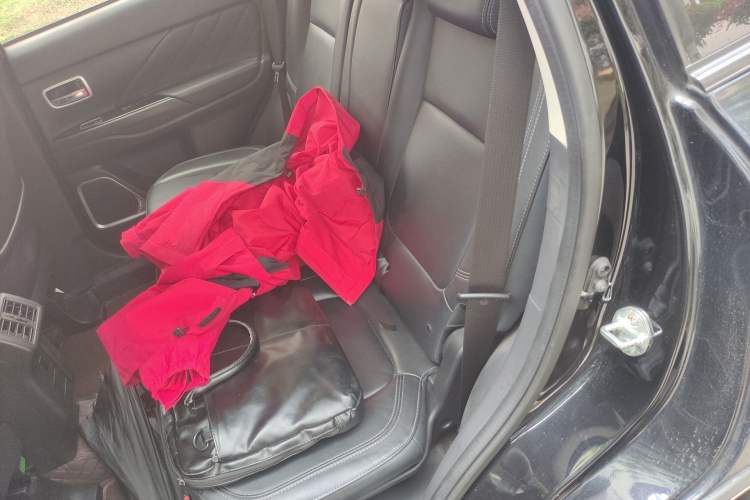 Used Mitsubishi Outlander 2019 2.0L Two-Wheel Drive Comfort Edition 5 Seats China VI Standard Left Rear Seat