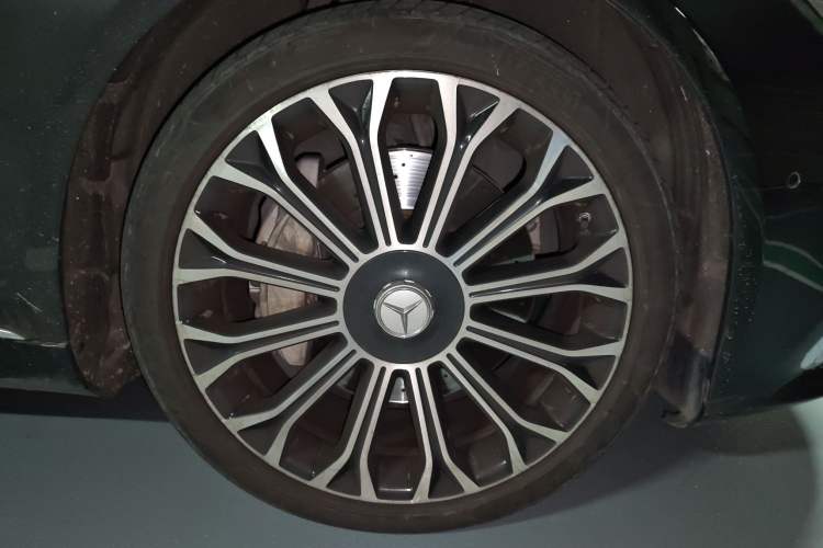 Used Mercedes-Benz Maybach S-Class 2020 S 450 4MATIC Collector's Edition Right Front Wheel Hub