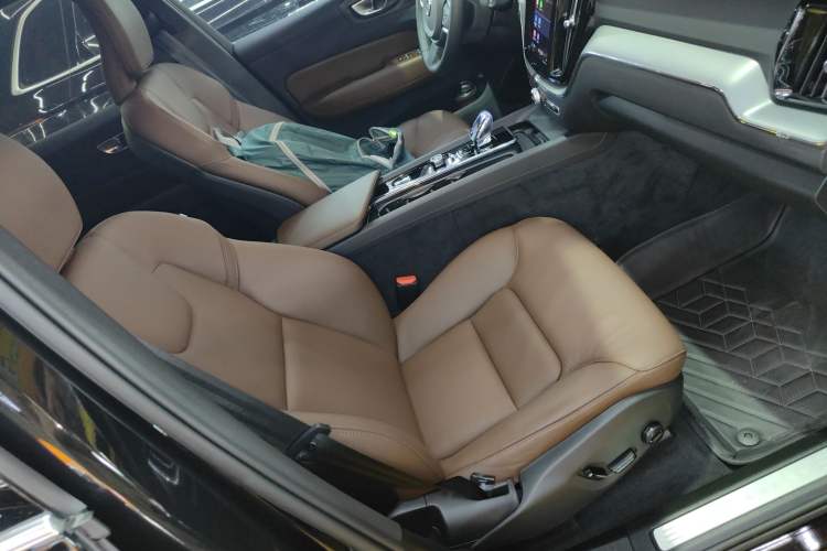 Used Volvo XC60 2025 B5 4x4 Smart Luxury Edition