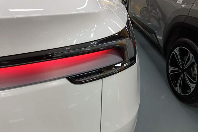 Used Tesla Model Y 2025 Long-Range All-Wheel-Drive Version