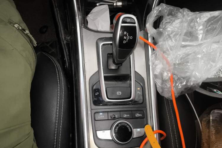 Used BYD Song New Energy 2017 Song DM 1.5TID All-Wheel Drive Prestige Model Gear Lever