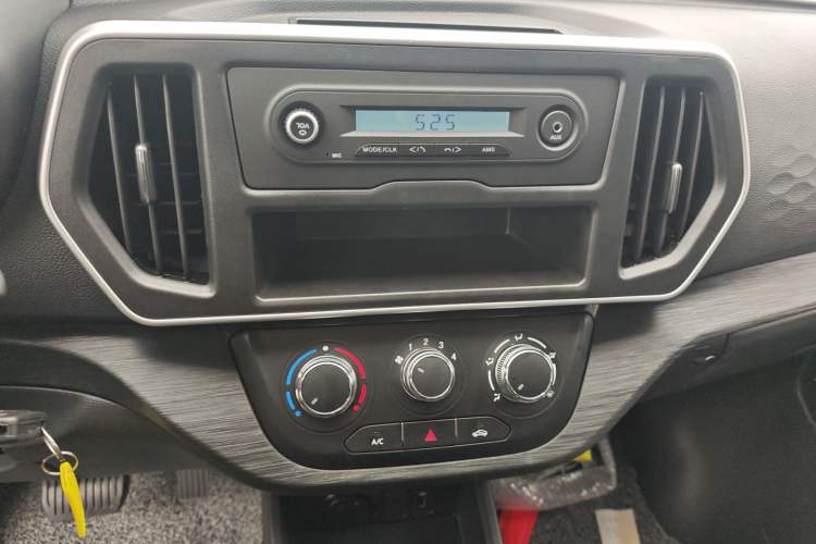 Used Chana Ruixing EM60 2025 Passenger Version Comfort Model 6 Seats 300 km Liftback Door
