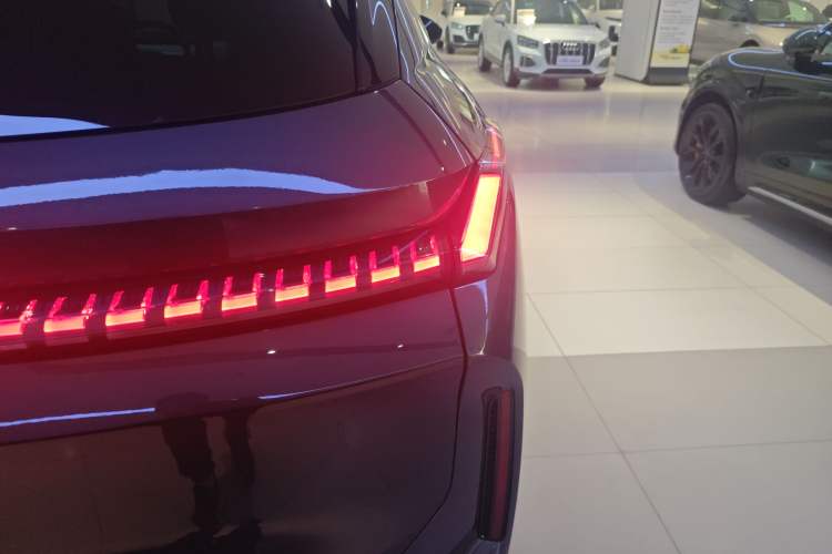 Used Lynk & Co 08 EM-P 2025 220 km All-Wheel-Drive Performance Halo
