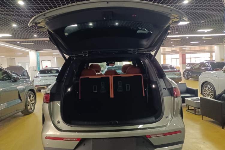 Used BYD Tang L 2025 EV 670KM LiDAR Flagship Version Trunk