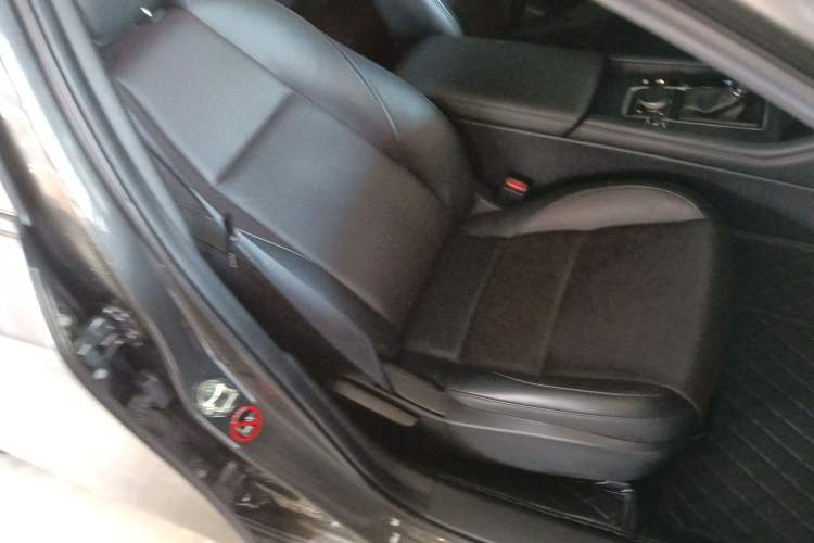 Used Mazda 3 Axela 2020 1.5L Automatic Luxury Version Right Front Seat