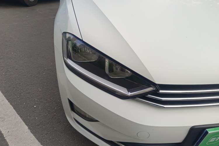 Used Volkswagen Golf Sportsvan 2016 1.6L Automatic Comfort Model Right Front Headlight