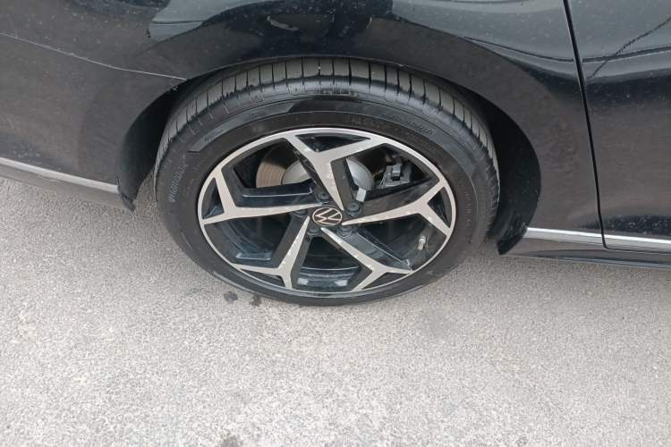 Used Volkswagen Magotan 2023 2 Million Units Commemorative Edition 330TSI DSG Luxury Version Right Rear Wheel Hub