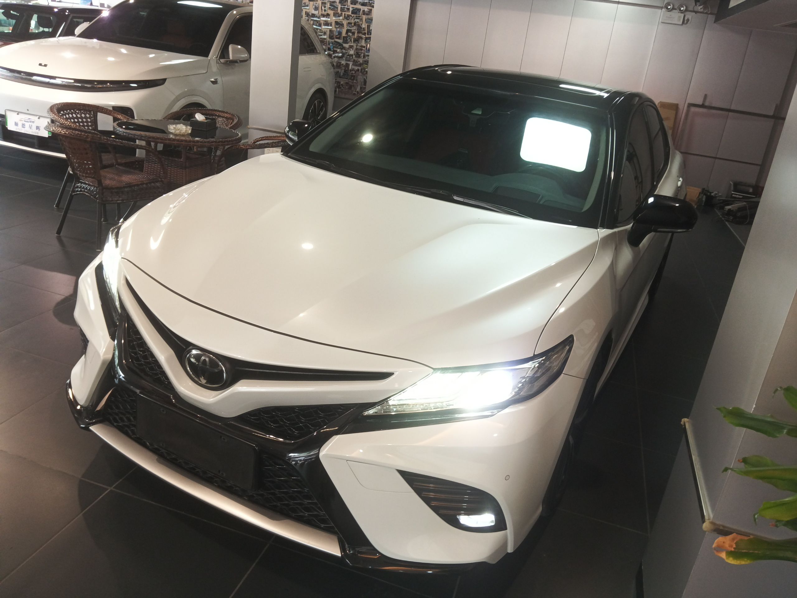 تحت مقدمة السيارة