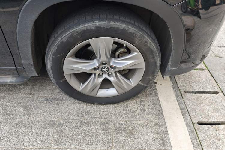 Used Toyota Highlander 2018 2.0T Four-Wheel Drive Prestige Version 7 Seats China VI Standard Right Front Wheel Hub