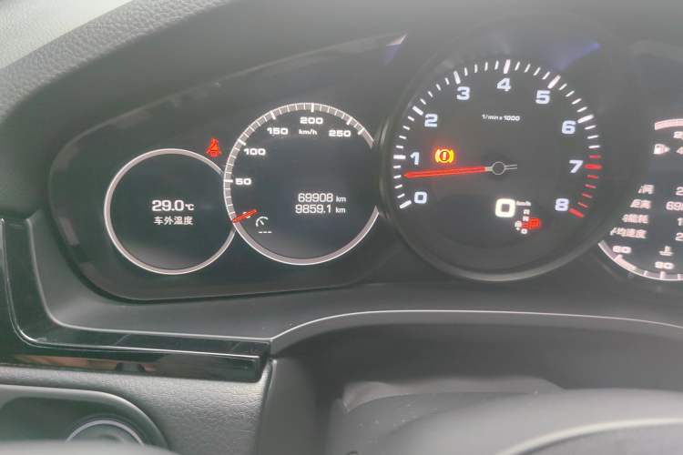 Used Porsche Cayenne 2019 Cayenne 3.0T Odometer Close Up