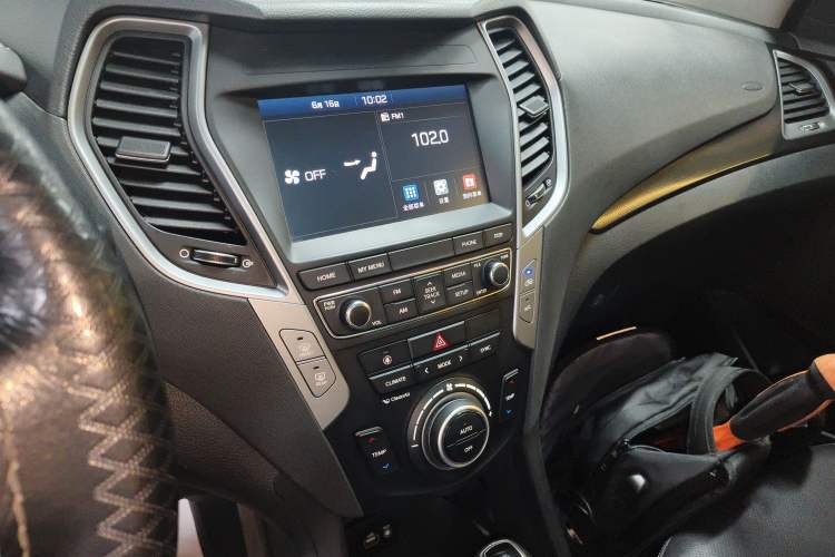 Used Hyundai Santa Fe 2017 2.4L Automatic Two-Wheel Drive Smart Version 5 Seats Audio And AC Panel