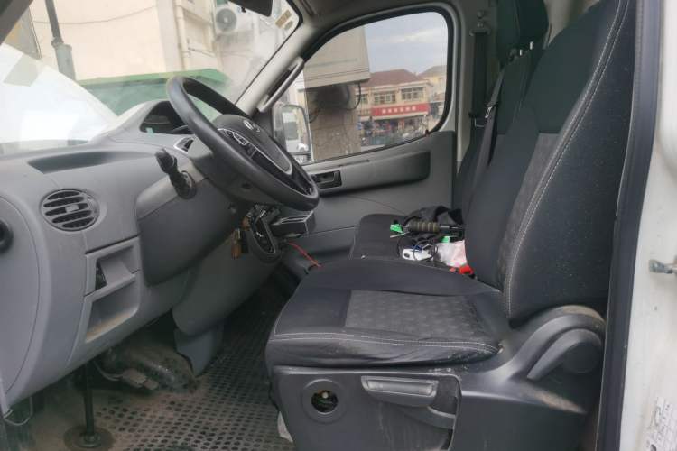 Used SAIC MAXUS Xintu V80 2019 2.5T Classic AMT Aoyuntong Facelifted Short-Wheelbase Mid-Roof 5/6-Seater Left Front Seat