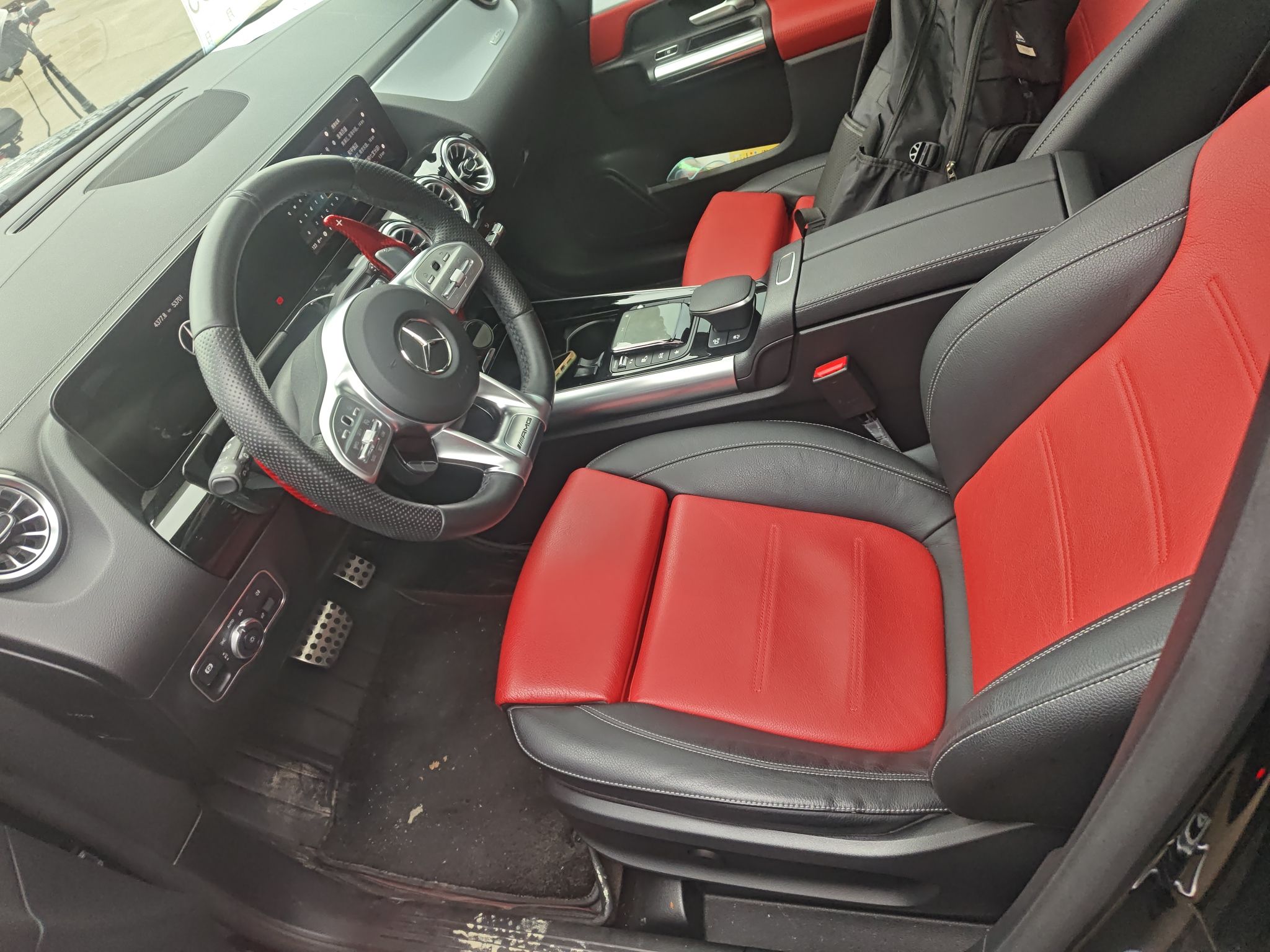 Переднее сиденье в автомобиле