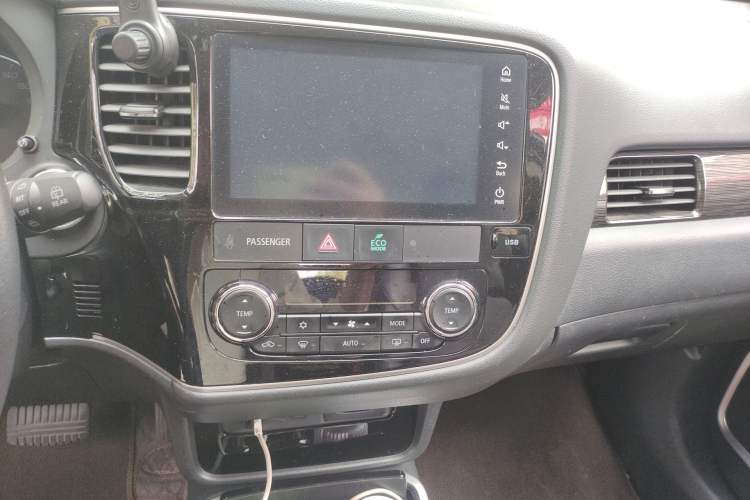 Used Mitsubishi Outlander 2019 2.0L Two-Wheel Drive Comfort Edition 5 Seats China VI Standard Audio And AC Panel