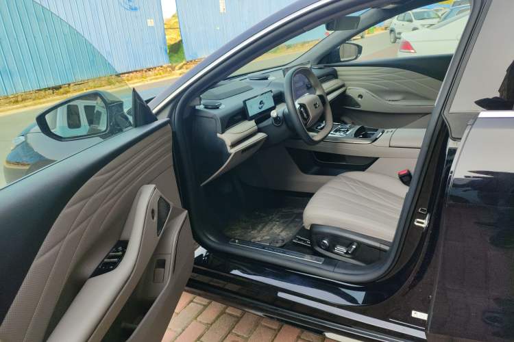 Used Geely Galaxy 8 2025 130km EM-P Starship Edition
