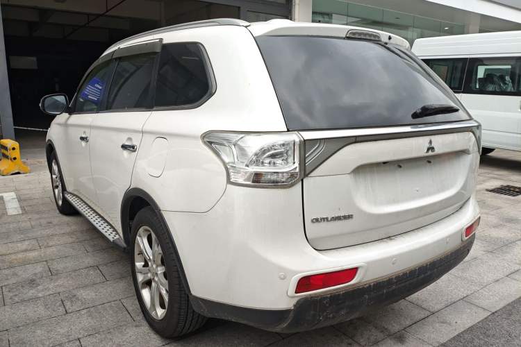Used Mitsubishi Outlander 2014 2.4L 4x4 Deluxe Value Edition 5 Seats Rear Left 45 Deg