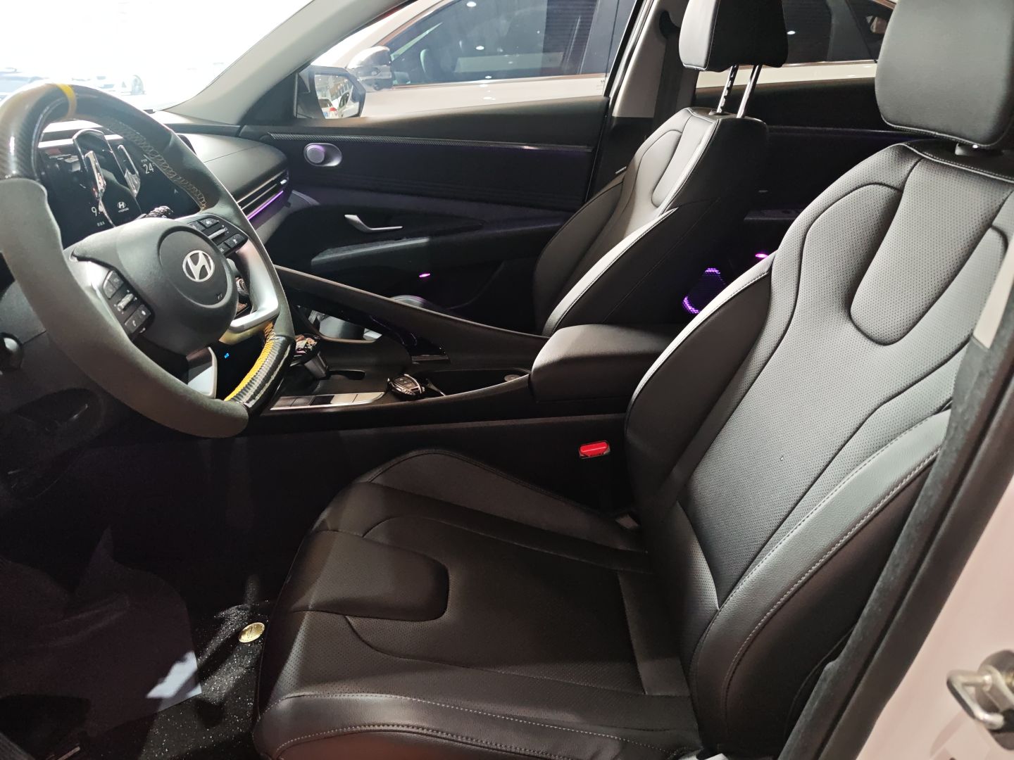 المقاعد الأمامية داخل السيارة