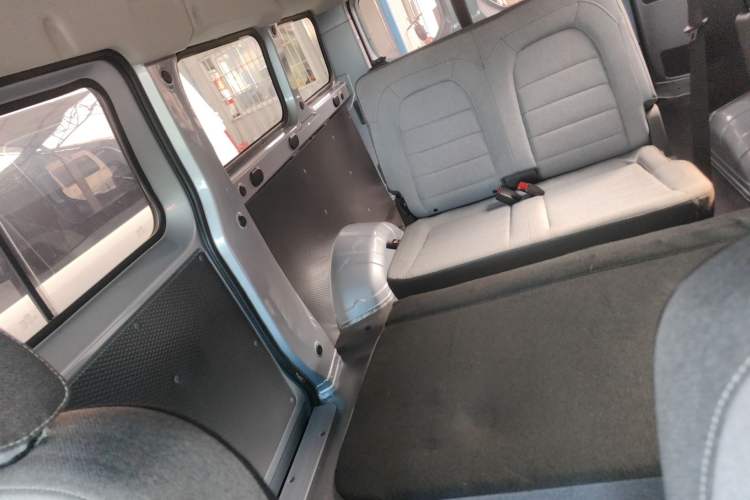 Used Wuling Yangguang 2024 300km Comfort-Grade Passenger Van 60kW
