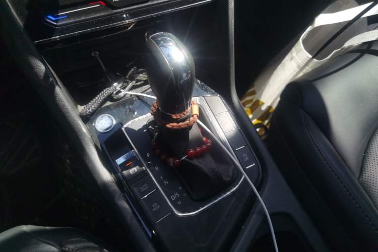 Used Volkswagen Tharu 2022 280TSI Two-Wheel-Drive Luxury Edition Gear Lever