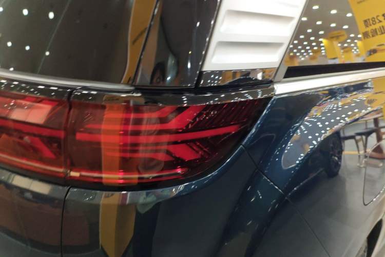 Used Denza D9 2025 DM-i Intelligent Drive 1020 Four-Wheel Drive Prestige Model
