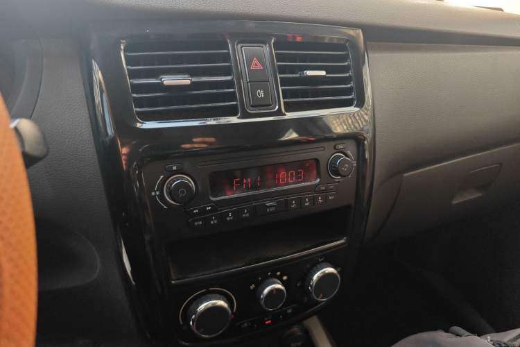 Used Wuling Rongguang V 2016 1.2L Standard Version Audio And AC Panel