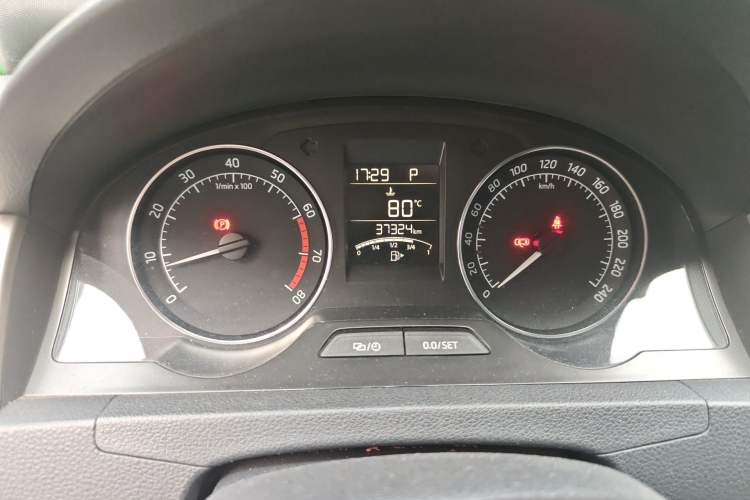 Used Skoda Rapid Spaceback 2016 1.6L Automatic Chuanxing Edition Odometer Close Up