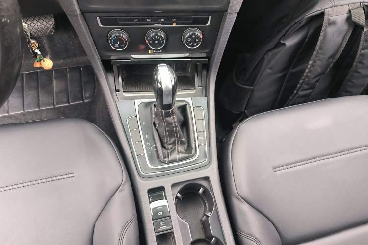 Used Volkswagen Golf 2016 1.6L Automatic Comfort Model Gear Lever