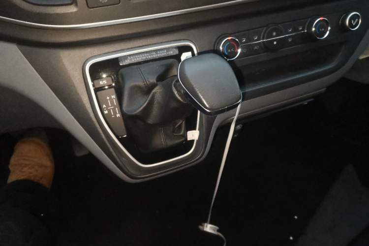 Used SAIC MAXUS Xintu V80 2021 2.0T AMT Classic Aoyuntong Short Wheelbase Ultra-Low Roof 7/8/9-Seater Gear Lever