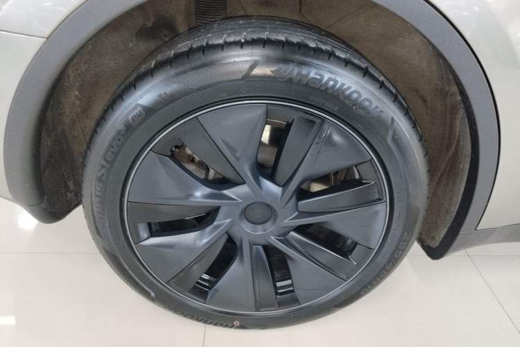 Used Tesla Model Y 2024 Long-Range All-Wheel-Drive Version Right Rear Wheel Hub