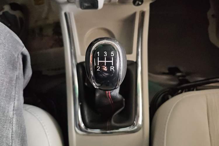 Used Jinbei New Hiace S 2023 1.5L Wealth Edition Van 2/5-Seater Air-Conditioned Model SWC15M