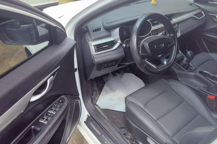 Used Geely Auto Emgrand 2019 Leading Edition 1.5L Manual Luxury Model China VI Standard Driver Seat