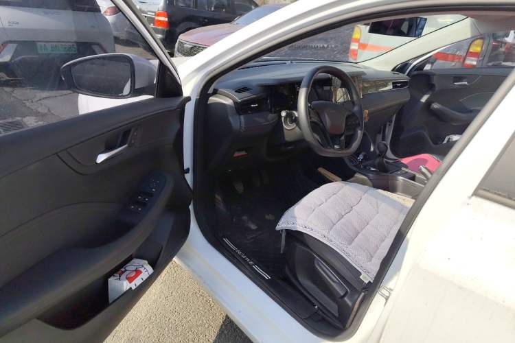 Used Roewe i5 2023 1.5L Manual Comfort Edition
