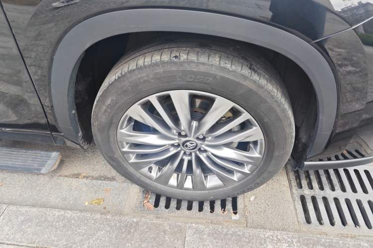 Used Toyota Highlander 2024 2.5L Smart Electric Hybrid Dual-Engine Four-Wheel Drive Prestige Version – 7 Seats Right Front Wheel Hub