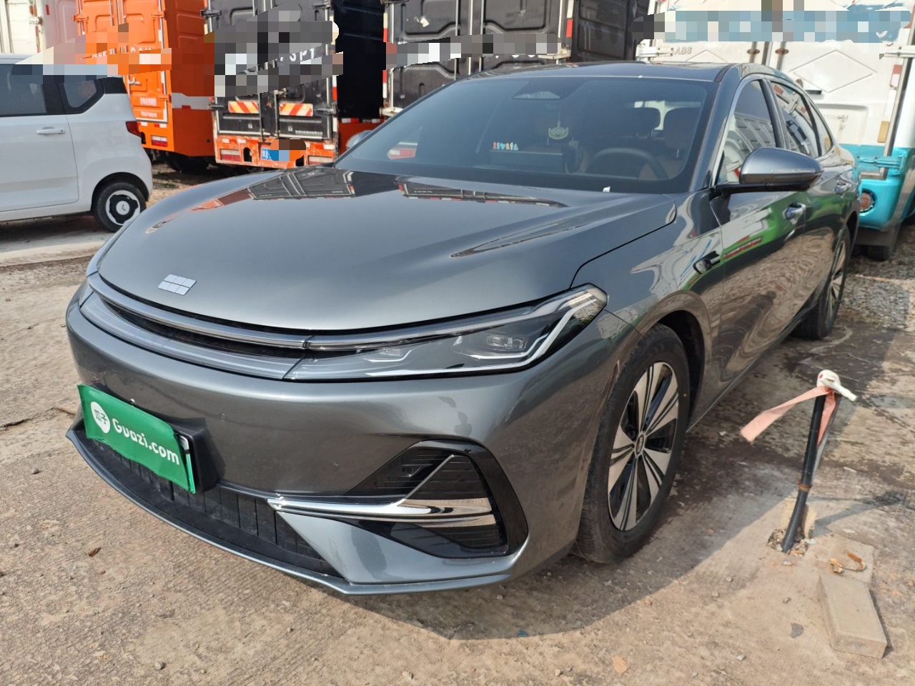 Под передней частью автомобиля