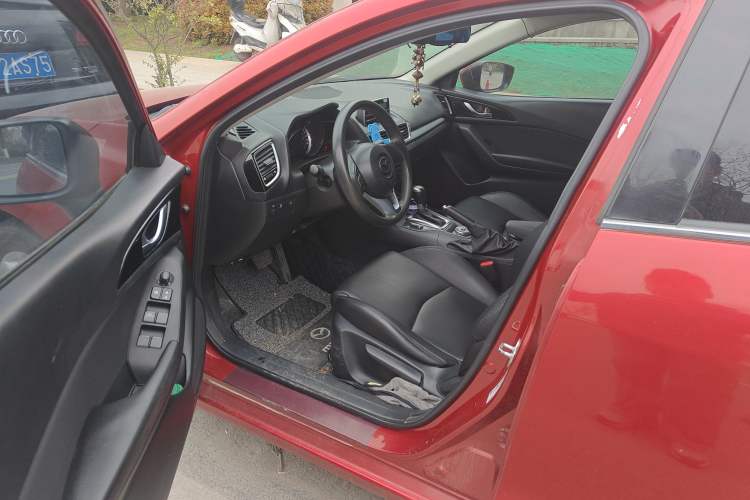 Used Mazda Mazda 3 Axela 2014 Sedan 1.5L Automatic Comfort Model
