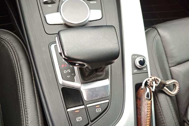 Used Audi A4L 2019 40 TFSI Fashion Edition China VI Emission Standard Gear Lever