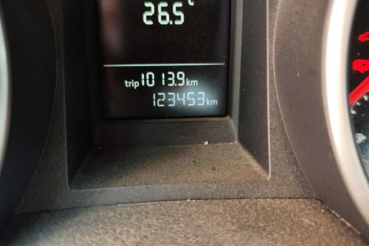 Used Volkswagen Golf 2012 1.6L Automatic Fashion Model Odometer Close Up