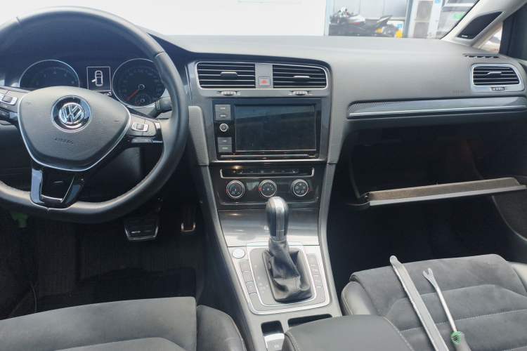 Used Volkswagen Golf 2018 230TSI Automatic Luxury Version Audio And AC Panel