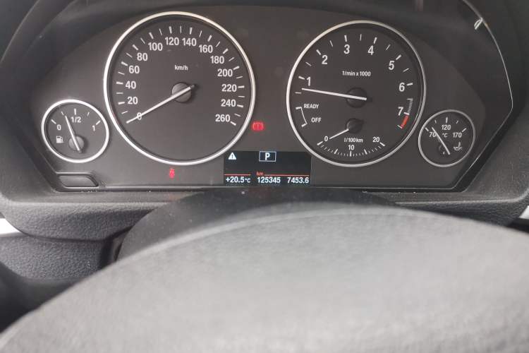 Used BMW 3 Series 2017 320Li Fashion Model Odometer Close Up