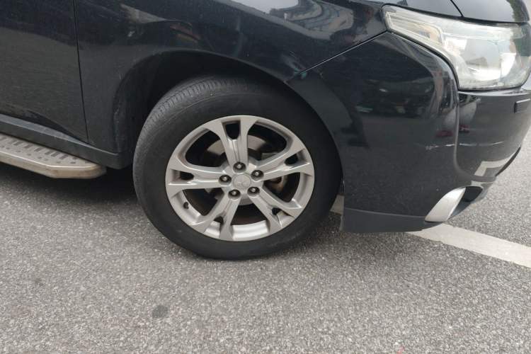 Used Mitsubishi Outlander 2013 2.4L 4x4 Luxury Navigation Edition 5 Seats Right Front Wheel Hub