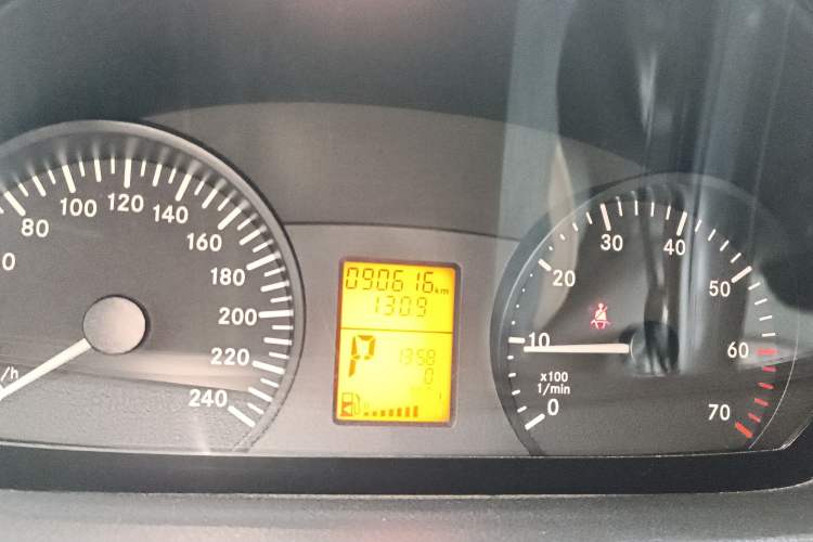 Used Mercedes-Benz Vito 2011 2.5L 7-seater executive version Odometer Close Up