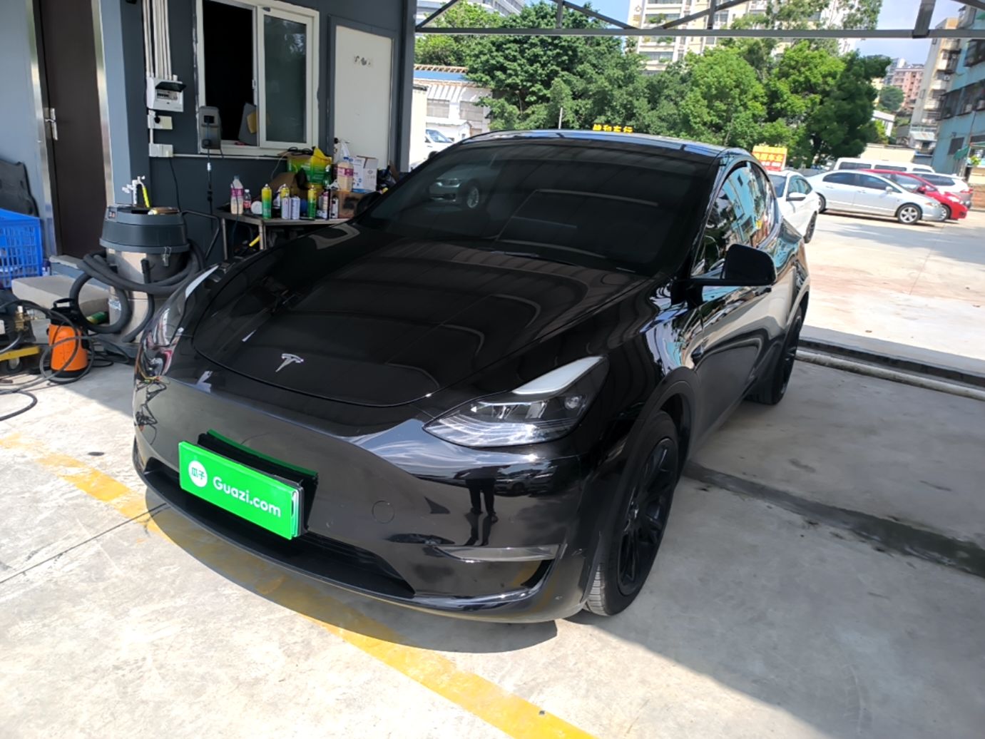 Под передней частью автомобиля